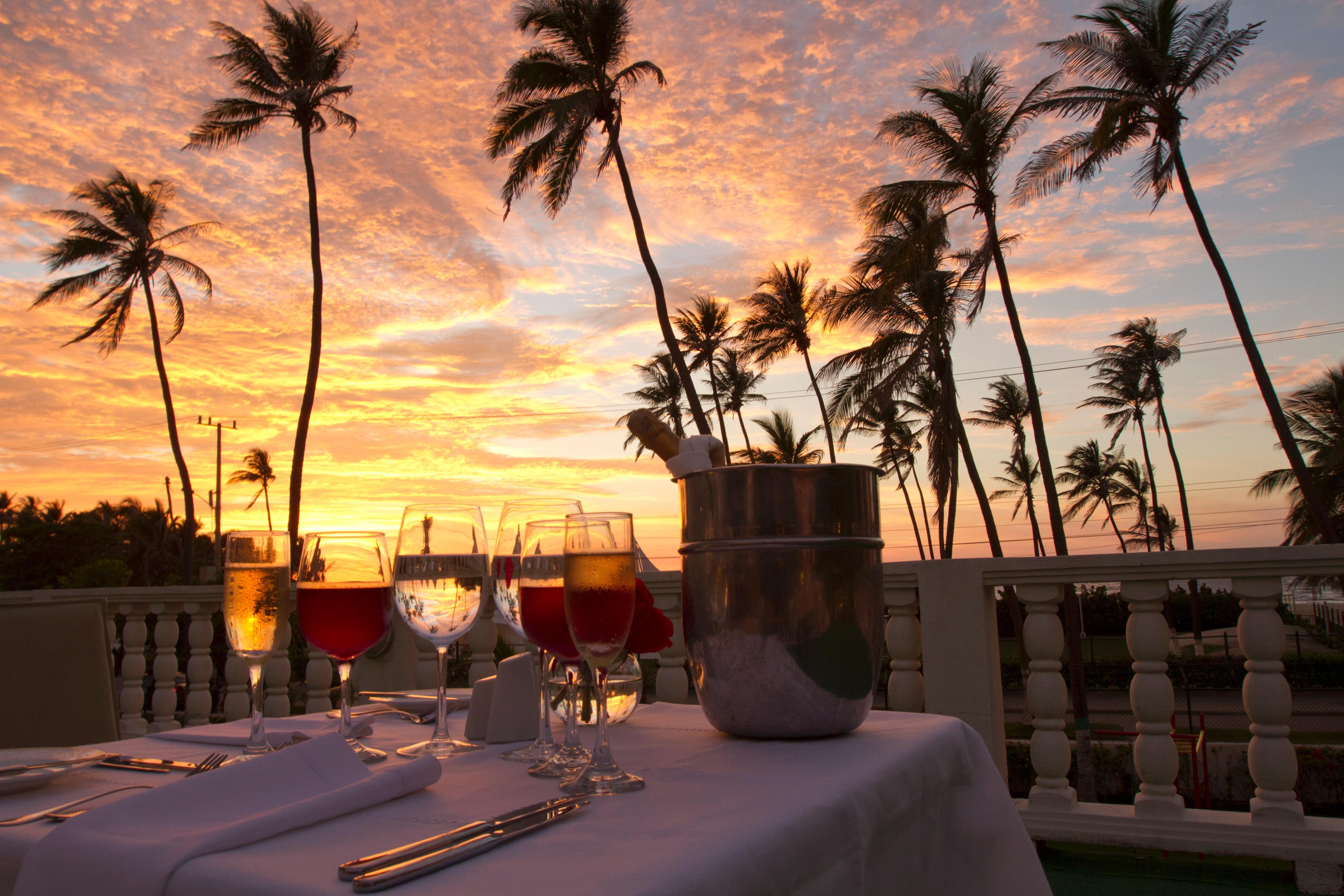 Hotel Caribe By Faranda Grand, A Member Of Radisson Individuals Cartagena Ngoại thất bức ảnh Sunset at the Four Seasons Hotel