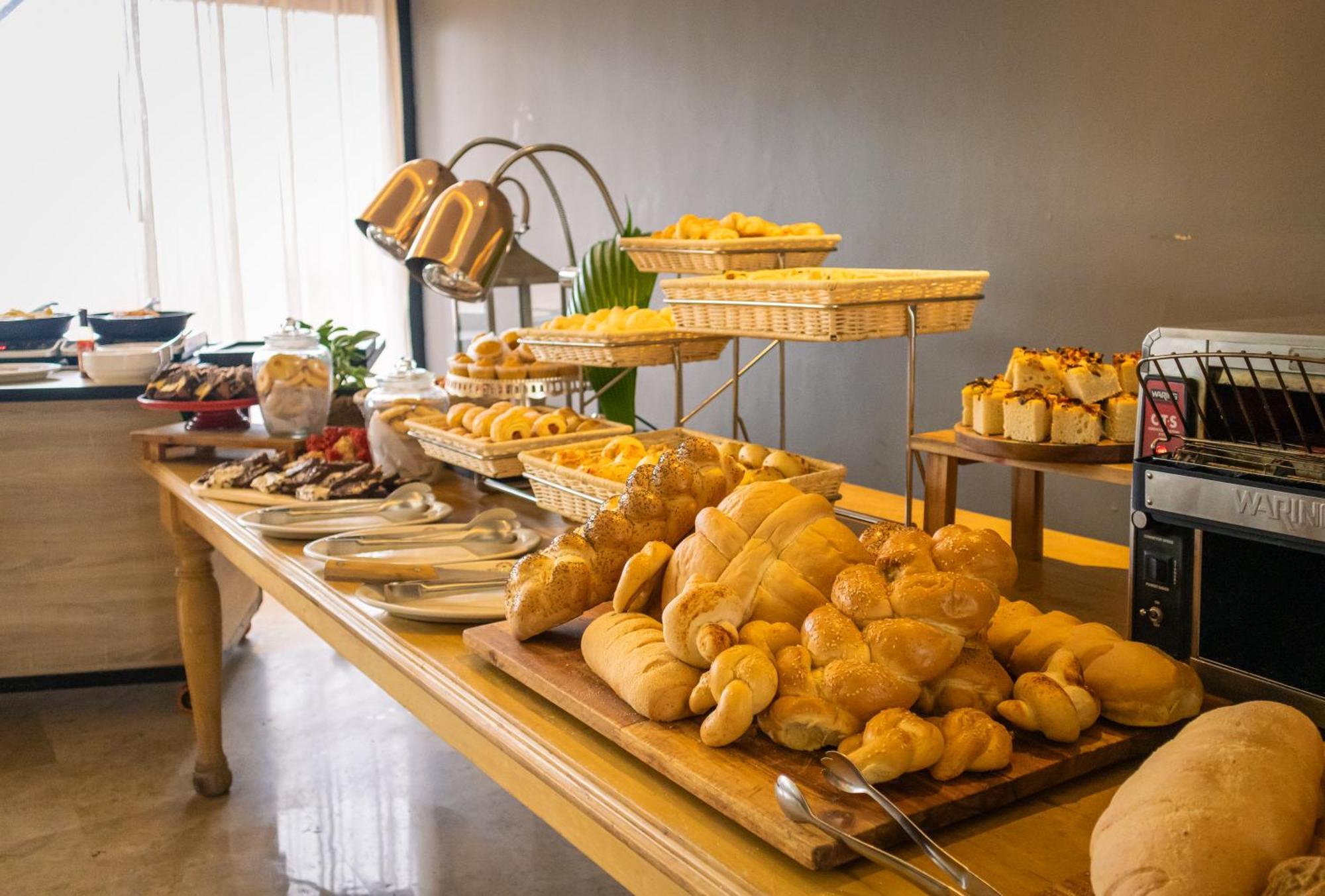 Hotel Caribe By Faranda Grand, A Member Of Radisson Individuals Cartagena Ngoại thất bức ảnh A bread buffet